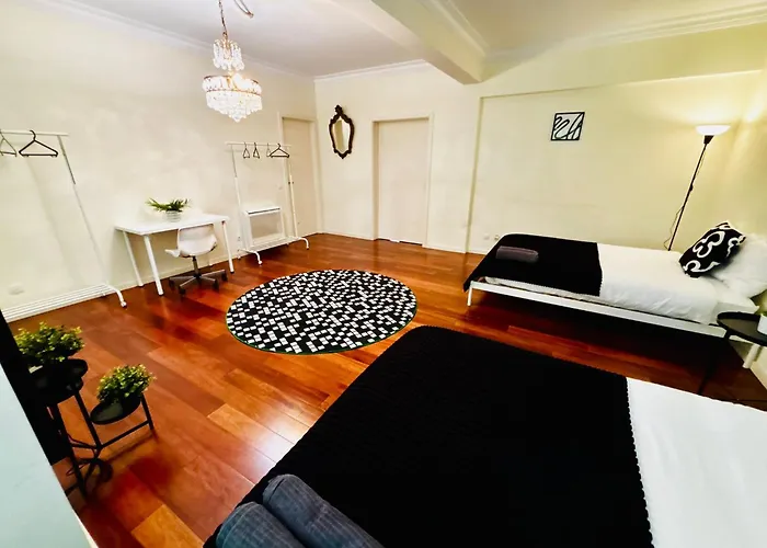 Luxury In Centre Location אכסניה *